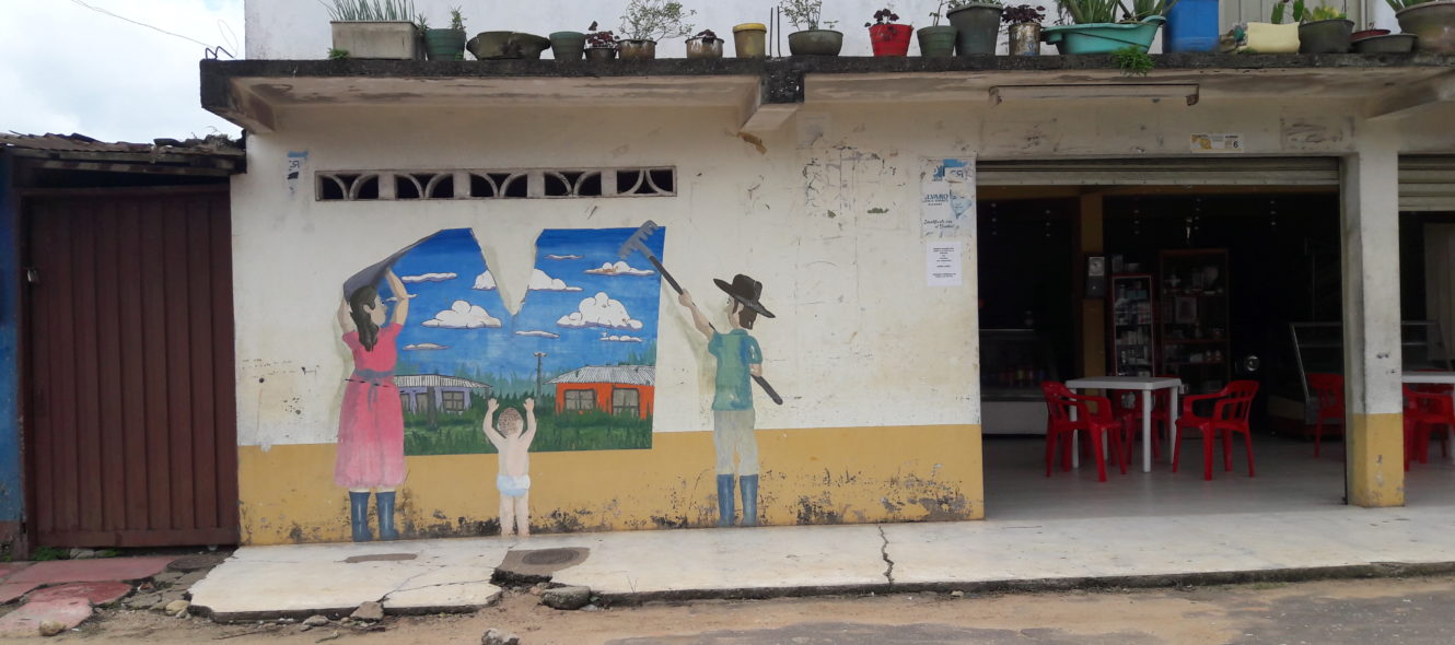 Mural en la Unión Peneya, pueblo desplazado en el 2004 y lugar donde fue capturada Nelly Luna en agosto del 2017, injusta y arbitrariamente acusada de "secuestro extorsivo" de 14 policías.