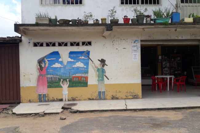 Mural en la Unión Peneya, pueblo desplazado en el 2004 y lugar donde fue capturada Nelly Luna en agosto del 2017, injusta y arbitrariamente acusada de "secuestro extorsivo" de 14 policías.