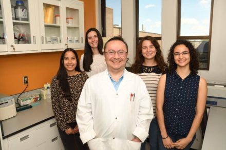 El doctor Levon Abrahamyan Abrahamian con uno de sus equipos plurinacionales y compuesto por investigadoras en la Universidad de Montreal.