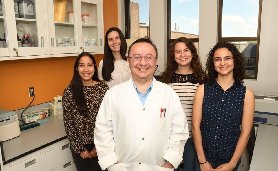 El doctor Levon Abrahamyan Abrahamian con uno de sus equipos plurinacionales y compuesto por investigadoras en la Universidad de Montreal.